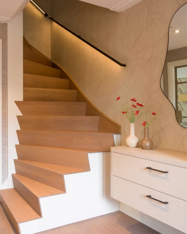 Z-trap met lichtgevende trapleuning en behang op de muur