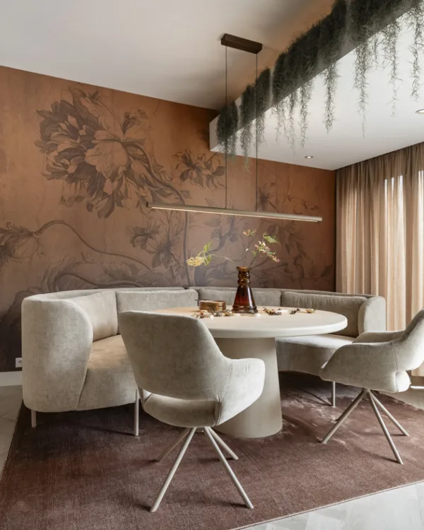Eetkamer met visgraat PVC vloer en subtiele, warme verlichting